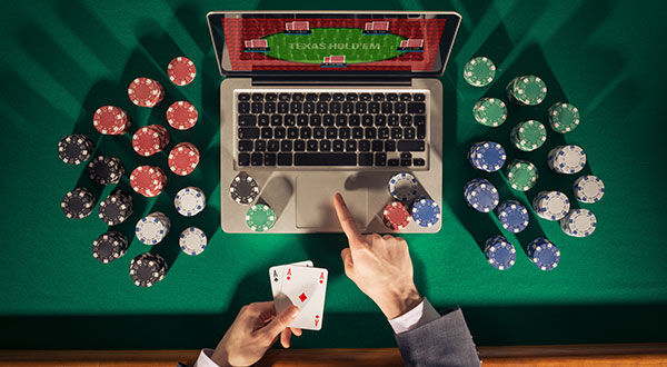 poker online malaysia, seorang pria bermain poker di laptopnya